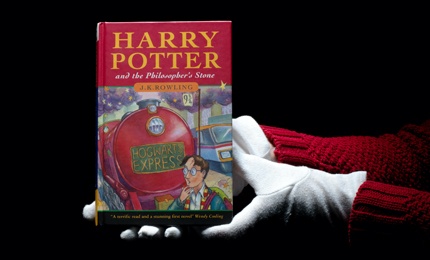 Обложка к новости "Первое издание «Гарри Поттера» с автографом Джоан Роулинг выставили на аукцион за £200 тысяч"