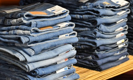Обложка к новости "Модная блогерша Джессика Олдфилд раскрыла главные ошибки в стирке джинсов"