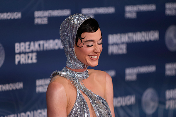 Обложка к новости "Кэти Перри продолжает бить рекорды на Spotify!"