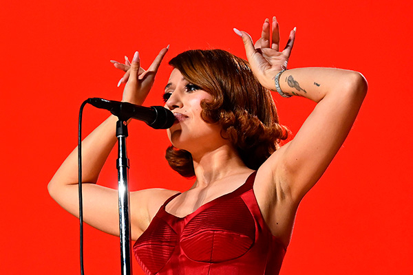 Обложка к новости "Raye получит премию Хэла Дэвида &laquo;Звезда на подъёме&raquo;"